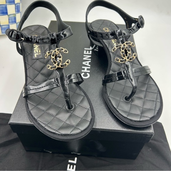 Women’s Chanel CC logo patent leather thong Sandals size 37.5 made in Italy - Picture 1 of 12